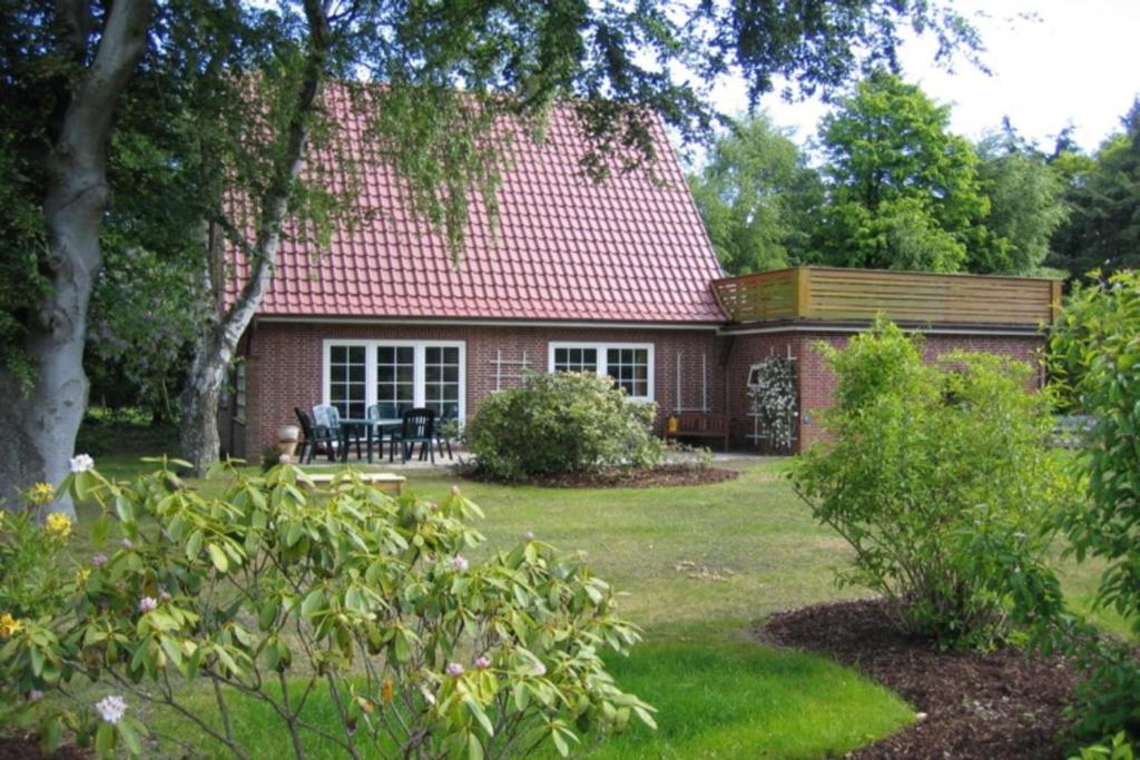 uma pequena casa com um telhado vermelho em Am Golfplatz 4 em Wyk auf Föhr