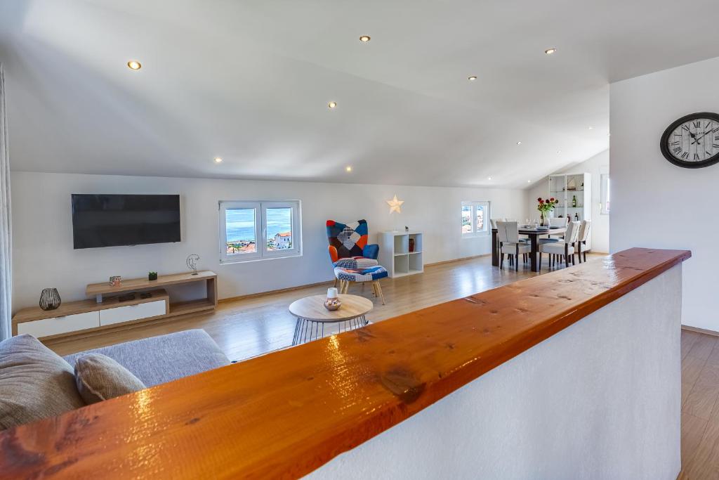 Televízia a/alebo spoločenská miestnosť v ubytovaní Apartman ViEw