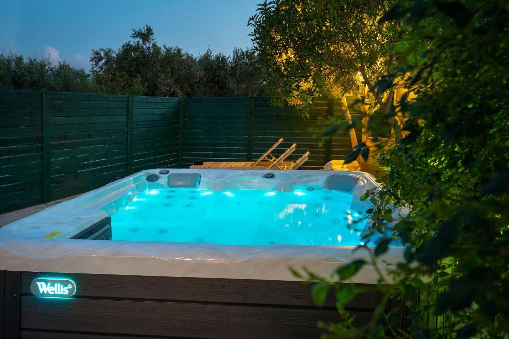 Bazén v ubytování Chrisi`s house with jacuzzi nebo v jeho okolí