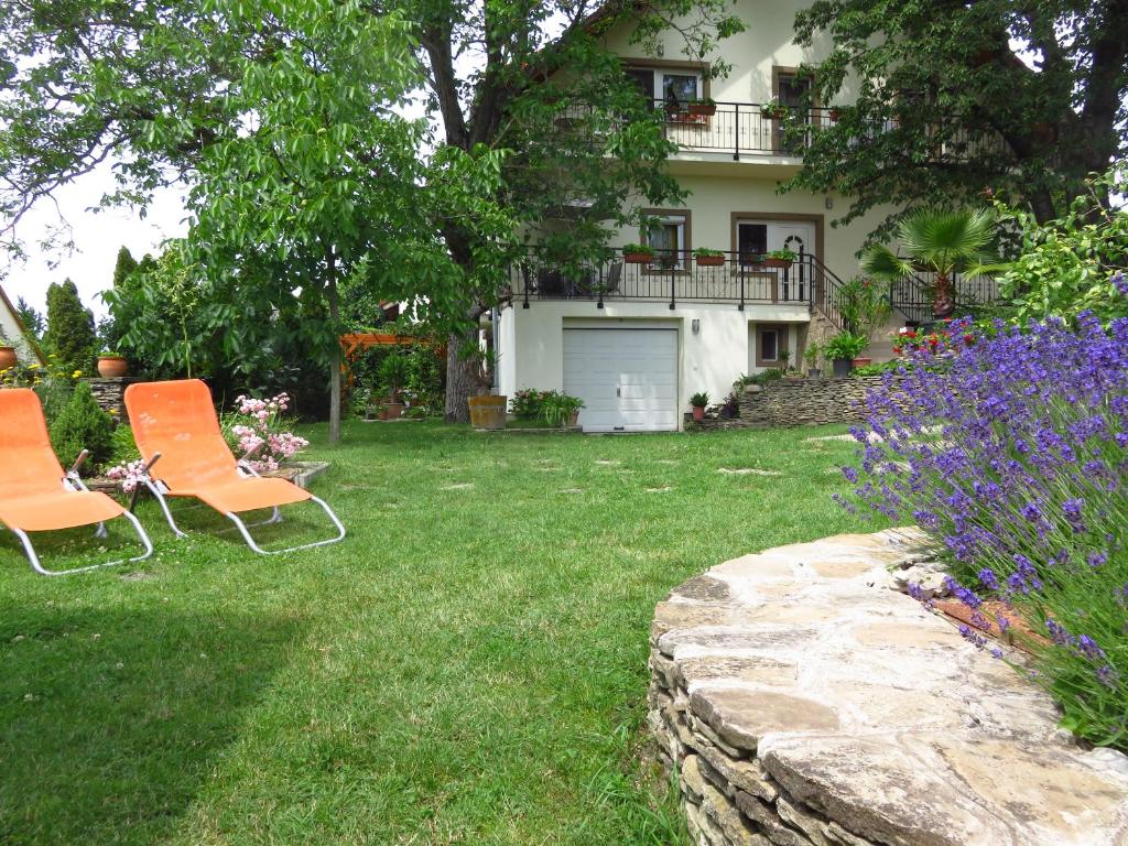 Ogród w obiekcie Kővirág Apartman