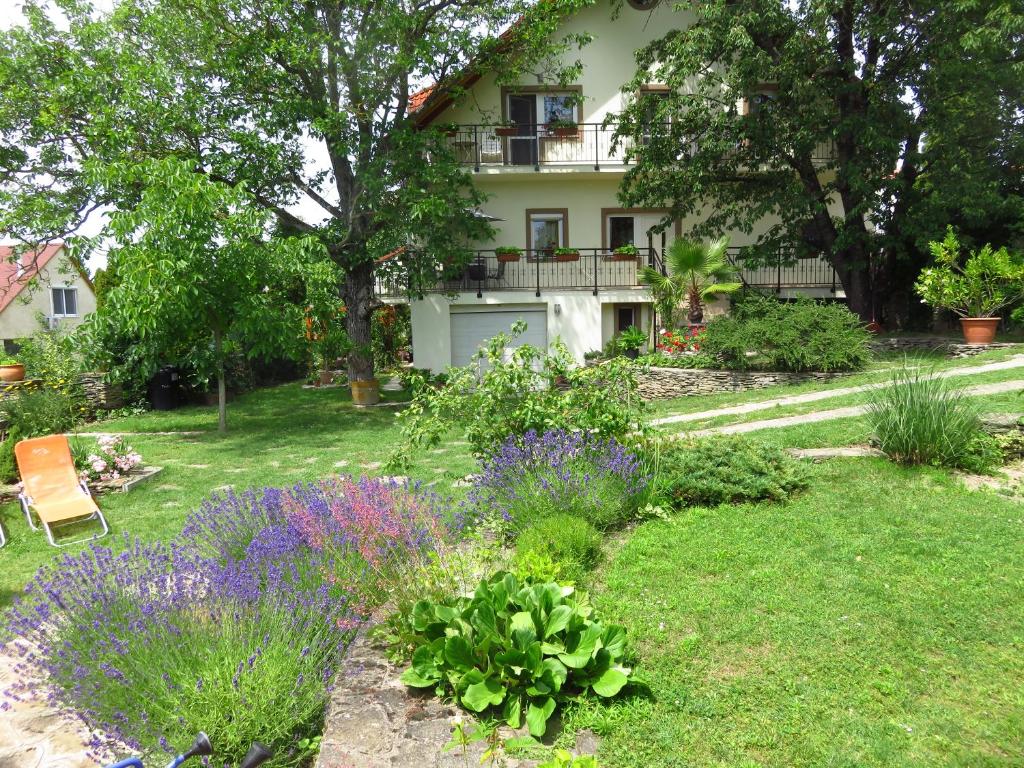 Ogród w obiekcie Kővirág Apartman