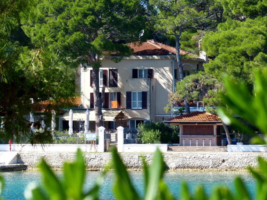 uma casa na margem de um lago em Diana B&B em Mali Lošinj