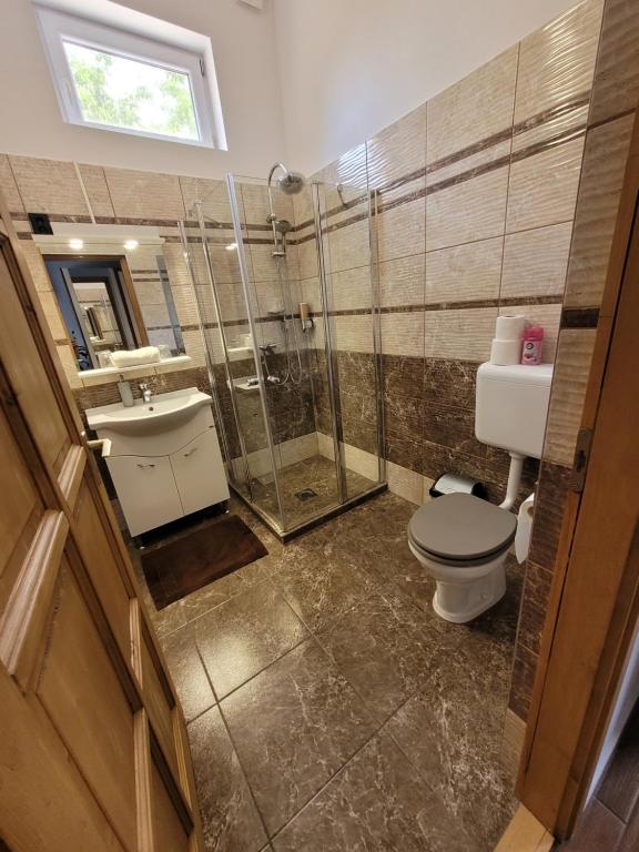 Łazienka w obiekcie Megyeház Apartman