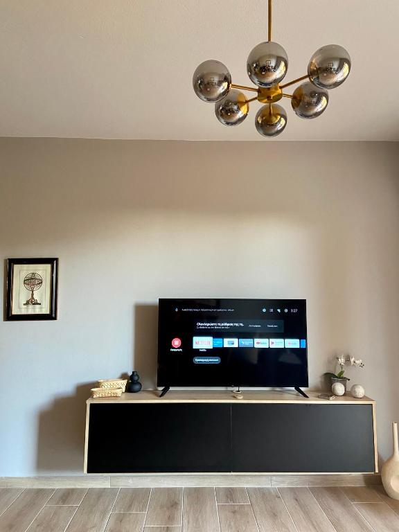 Televízia a/alebo spoločenská miestnosť v ubytovaní Cozy flat elix