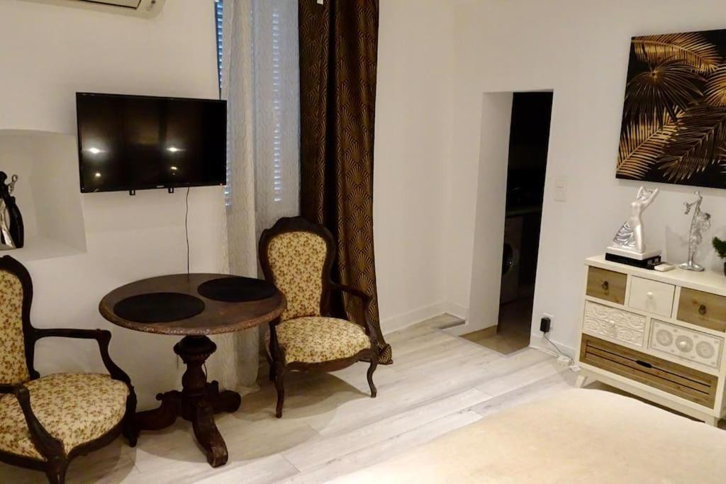 Televízia a/alebo spoločenská miestnosť v ubytovaní Studio Suquet 1