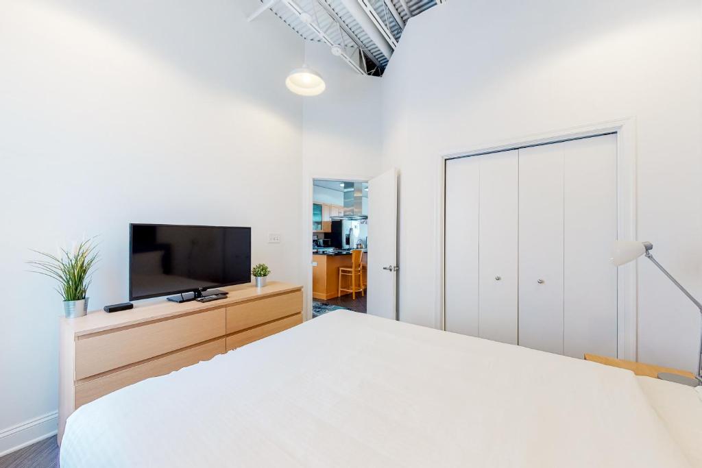 TV a/nebo společenská místnost v ubytování Rehoboth Beach -- Forj Lofts #8