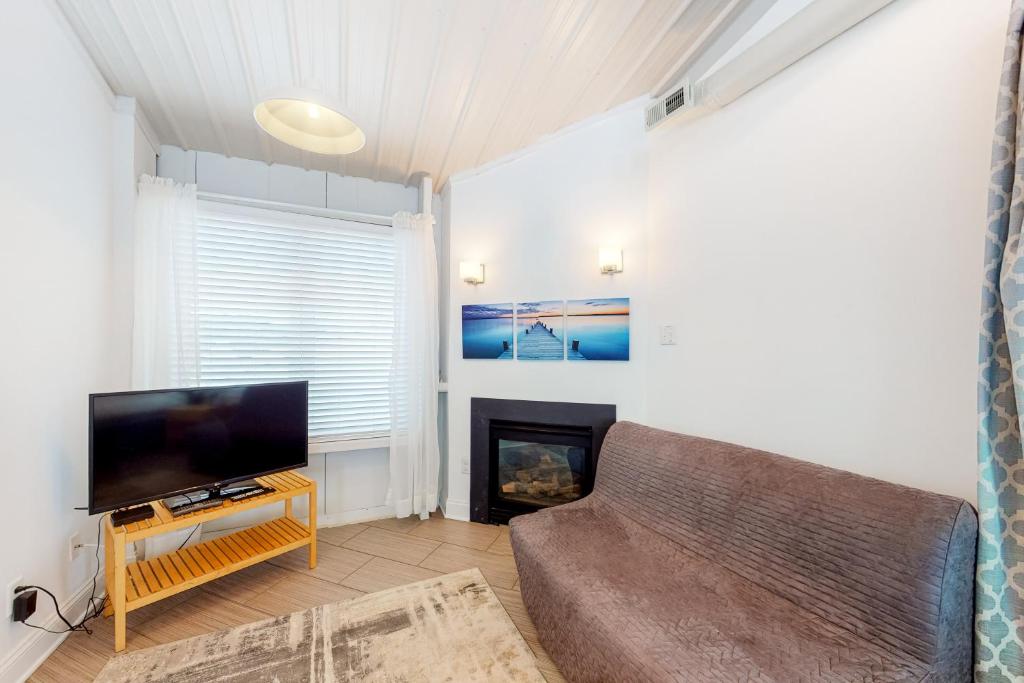 TV a/nebo společenská místnost v ubytování Rehoboth Beach -- Forj Lofts #8