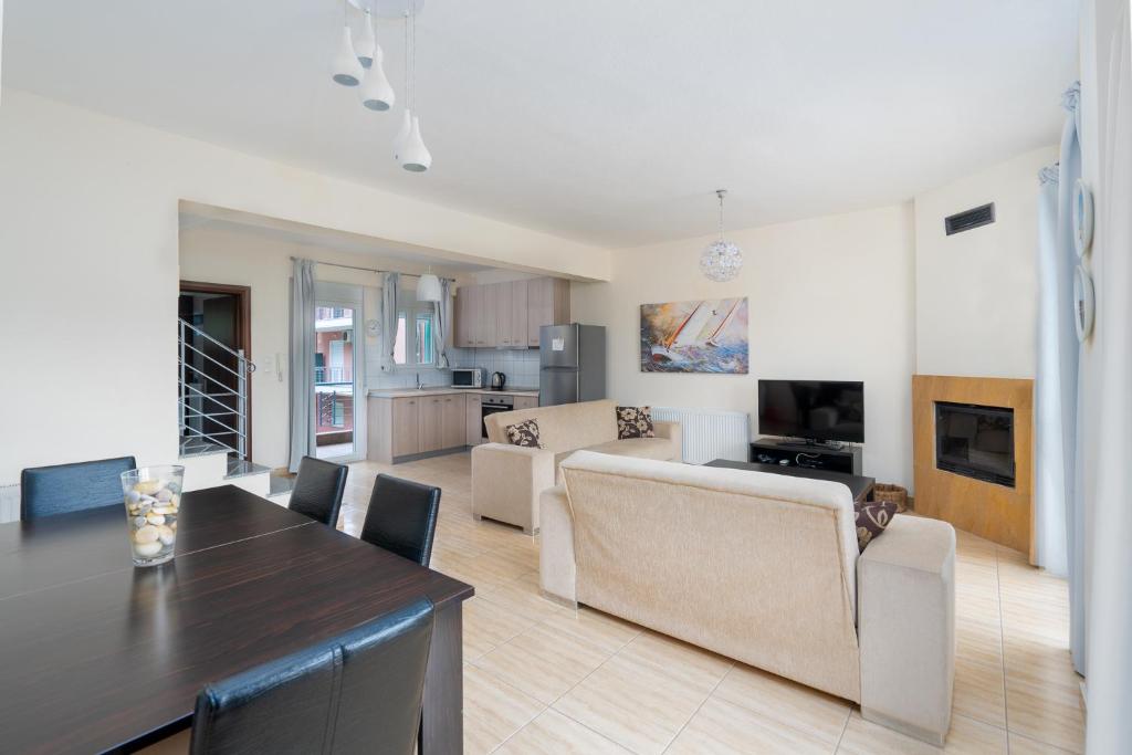 a kitchen and living room with a table and chairs at Villa Dias in Leptokarya