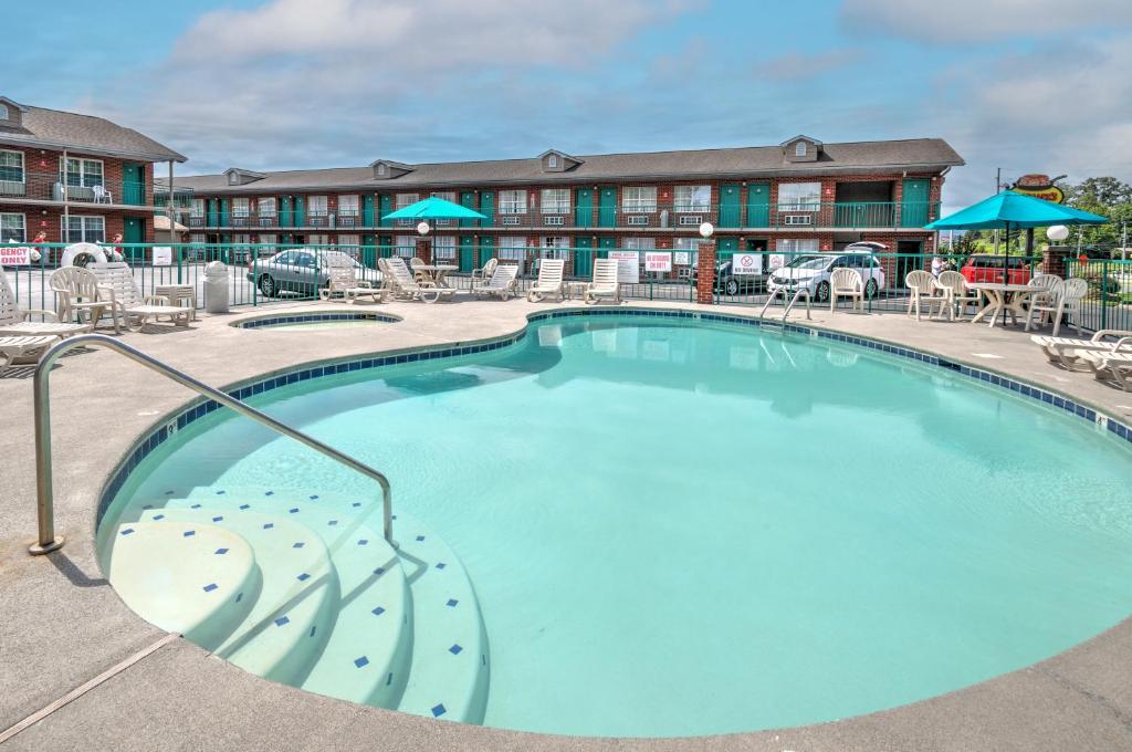 セバービルにあるMountain Aire Inn Sevierville - Pigeon Forgeのホテル正面の大型スイミングプール