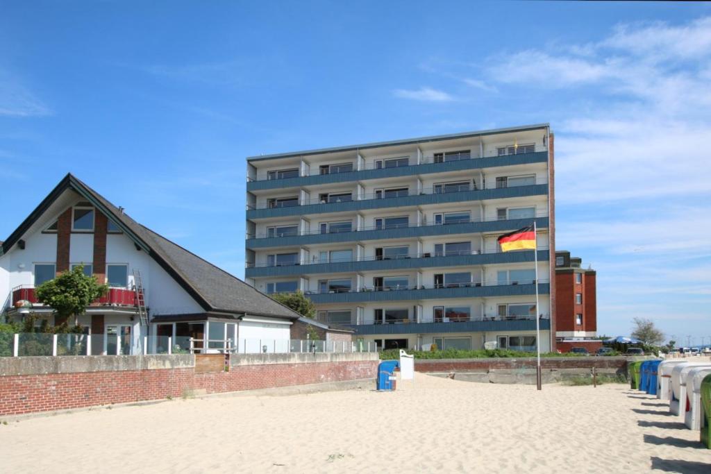 ein großes Gebäude am Strand mit Flagge in der Unterkunft Königstr.5, Whg. 33, Atlantischer Hof in Wyk auf Föhr