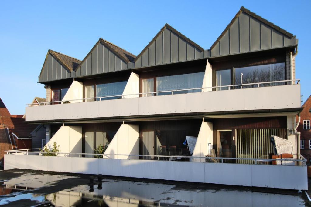 Cette grande maison dispose d'un balcon et d'une vue sur l'eau. dans l'établissement Gro_e Stra_e 19_ Whg_ 3, à Wyk auf Föhr