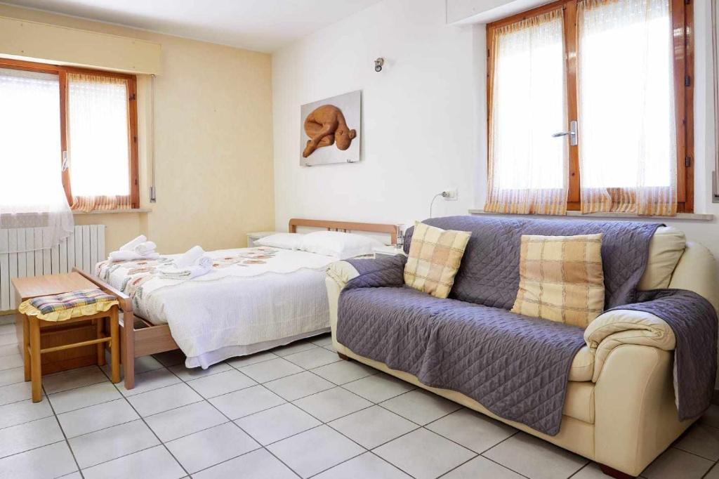 卡梅拉諾的住宿－Room 143 Monolocale vicino al centro，客厅配有沙发和1张床