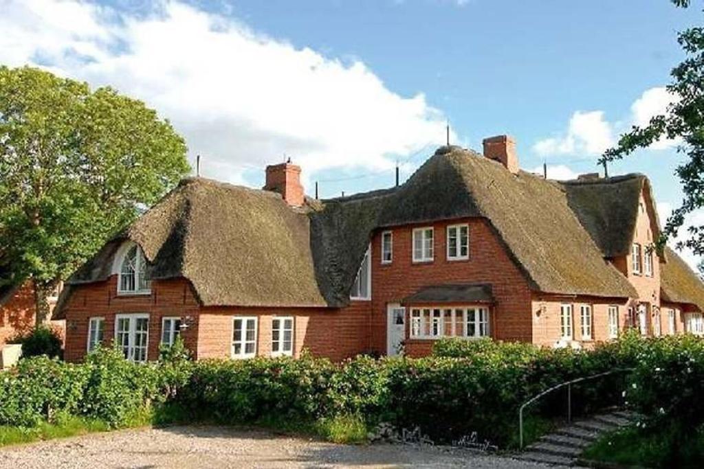 a large brown brick house with a roof at Ohl Doerp 22 Pastoratshof_ Haus 6 in Wrixum
