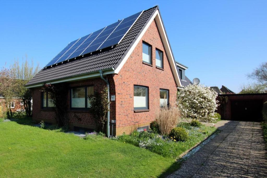 a house with solar panels on the roof at Linge 4_ Whg_ 2_ Nordliv in Wrixum