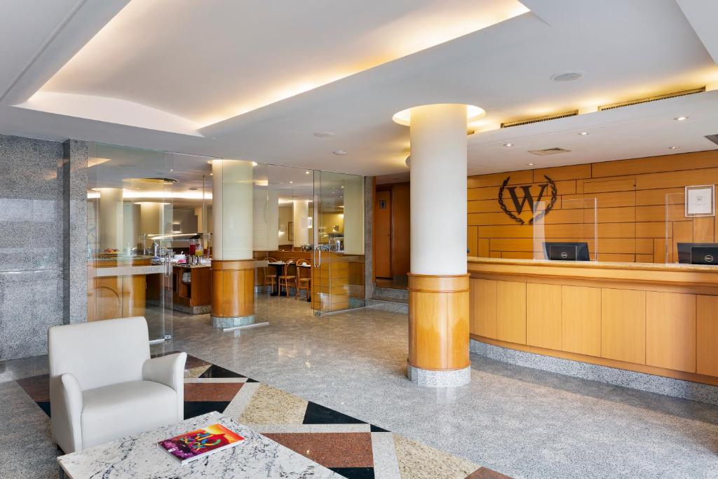 a lobby with a waiting area and a counter at Windsor Martinique Copacabana in Rio de Janeiro