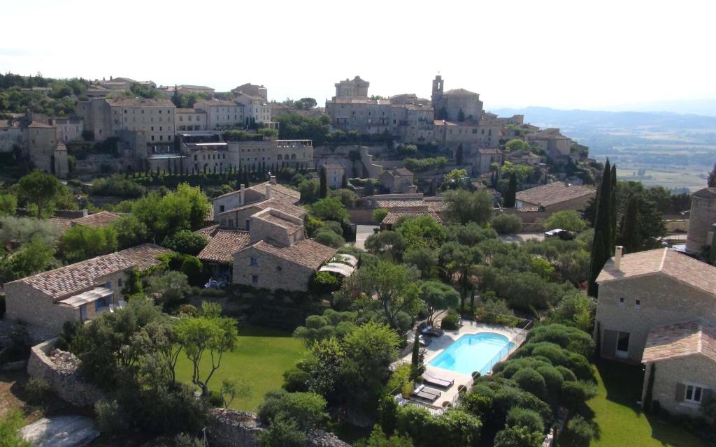 einen Luftblick auf eine Villa mit einem Pool in der Unterkunft Mas de la Beaume in Gordes