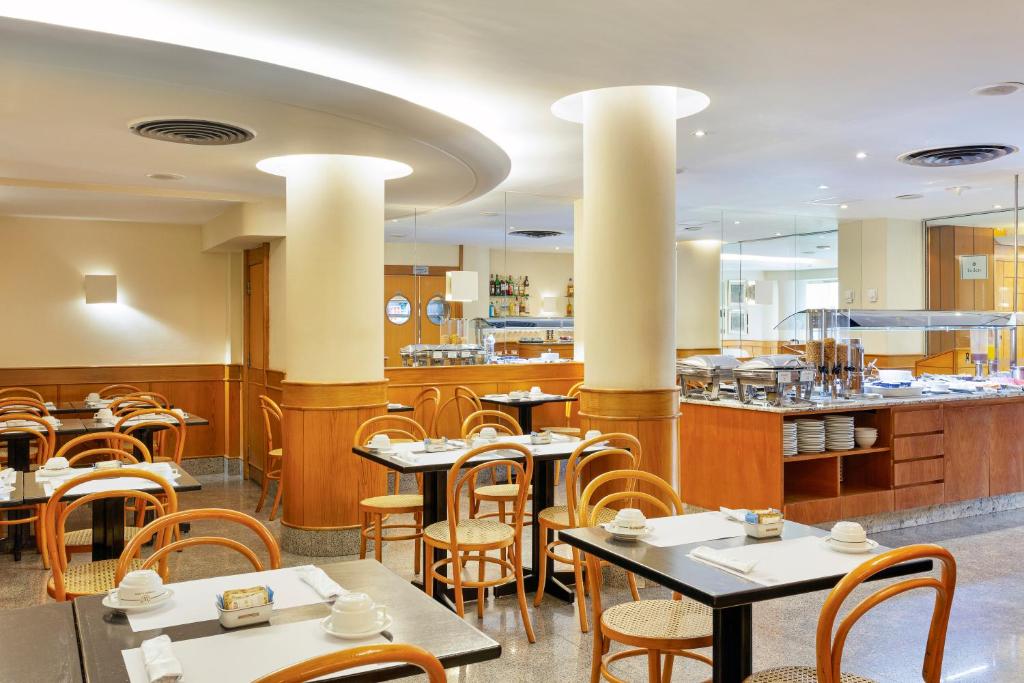 a restaurant with tables and chairs and a counter at Windsor Martinique Copacabana in Rio de Janeiro