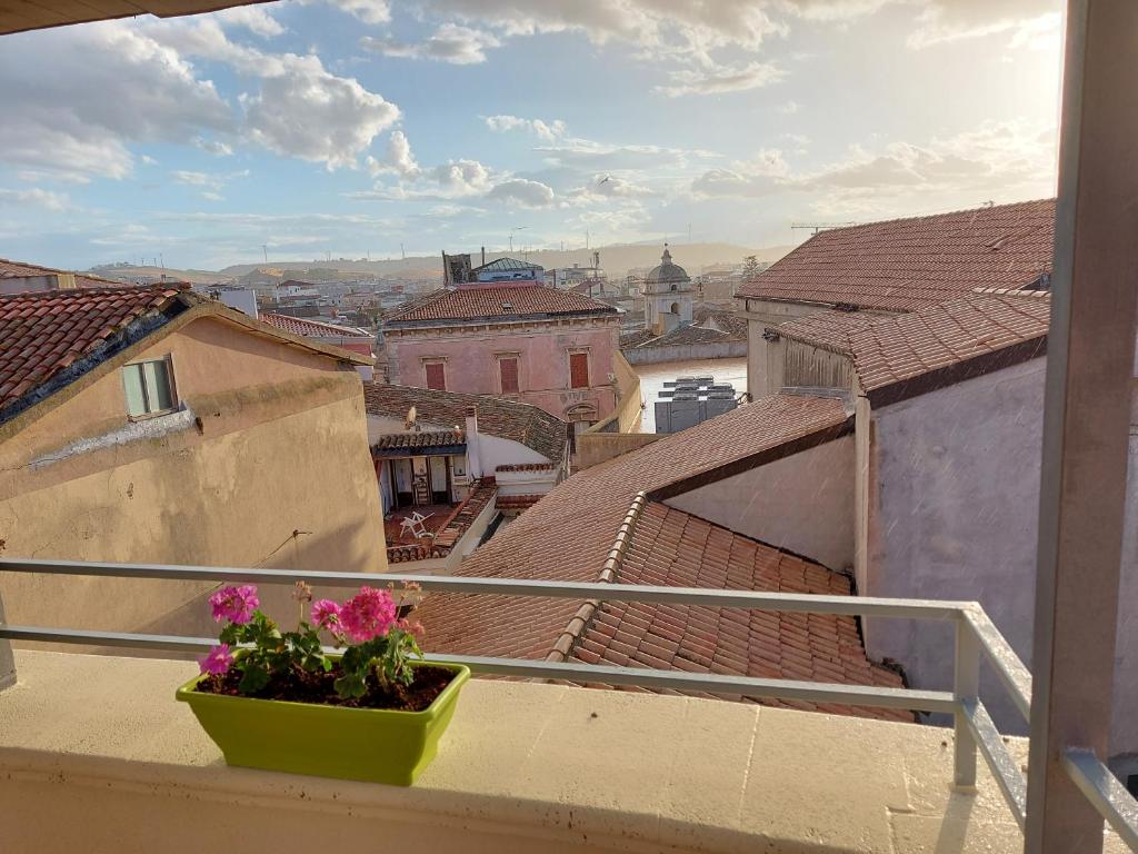 balkon z doniczką kwiatów na gzymsie w obiekcie CASA ZEUSI w mieście Crotone