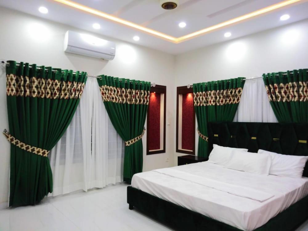 Ένα ή περισσότερα κρεβάτια σε δωμάτιο στο Travelodge Guesthouse