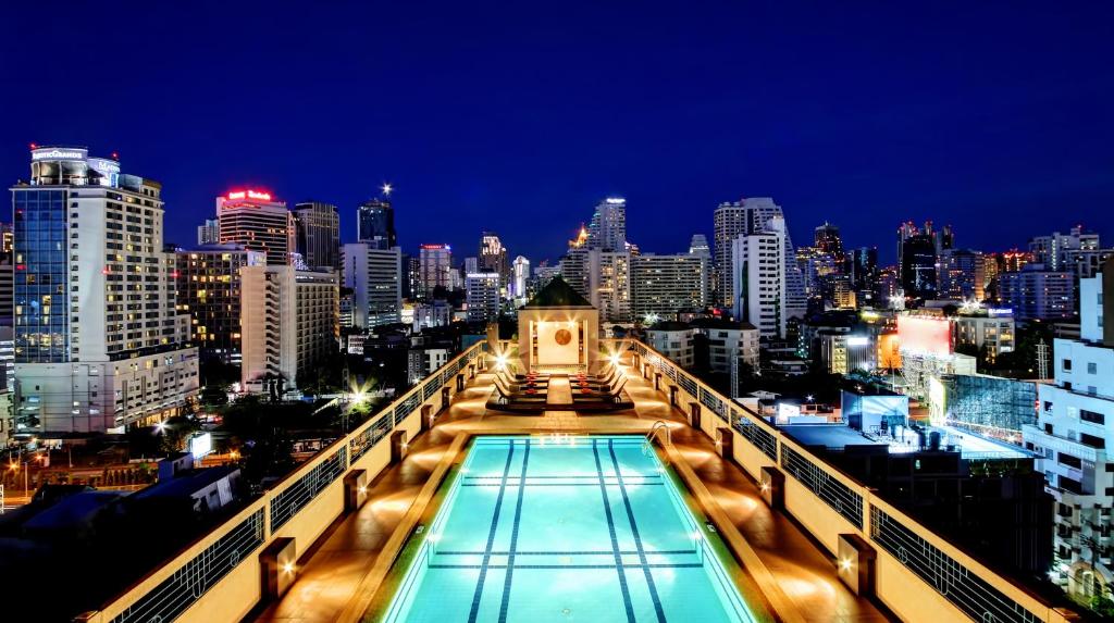 - Vistas al perfil urbano por la noche en Chateau de Bangkok, en Bangkok