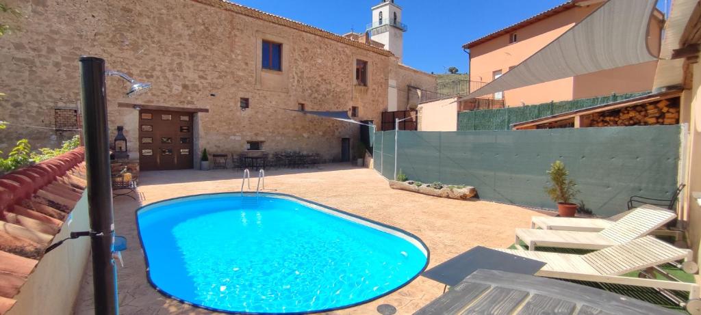 einen Pool im Hof eines Hauses in der Unterkunft Palacio de Velamazán in Velamazán