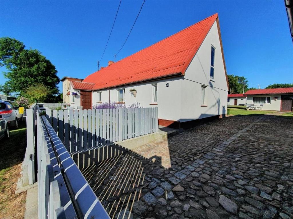 ダルウォボにあるAgroturystyka Stokrotkaの赤い屋根の白い教会