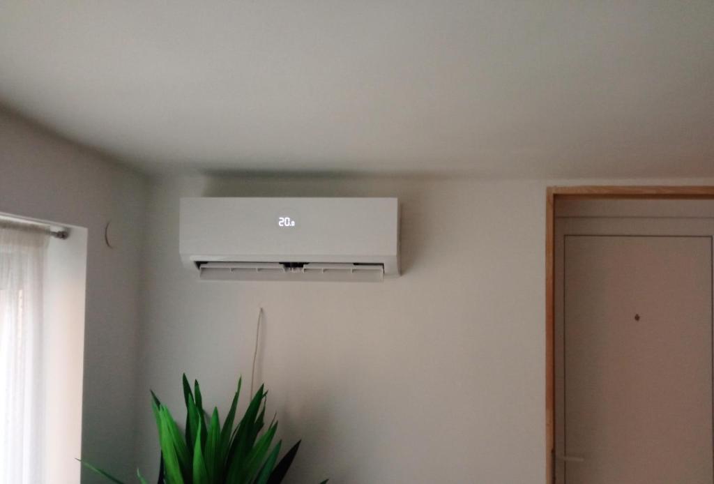 Televízia a/alebo spoločenská miestnosť v ubytovaní Csigaház Apartman