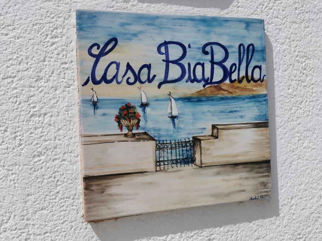 una pintura de una playa con barcos y las palabras la bibliografía en Casa BiaBella, en Petrosino