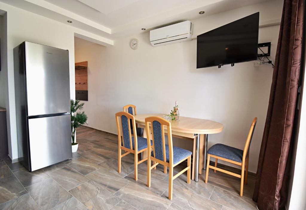 Televízia a/alebo spoločenská miestnosť v ubytovaní Apartmani Solis