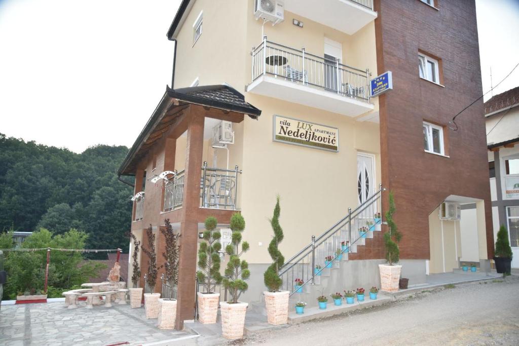 Budynek, w kt&oacute;rym mie&#x15B;ci si&#x119; apartament