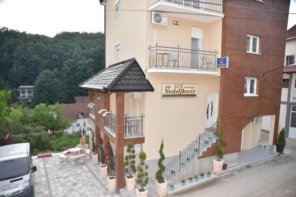 un edificio con un cartel en el costado en Vila Lux Nedeljkovic Gornja Trepca, en Čačak