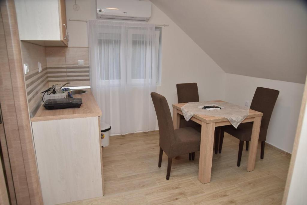 Kuchyň nebo kuchyňský kout v ubytování Vila Lux Nedeljkovic Gornja Trepca