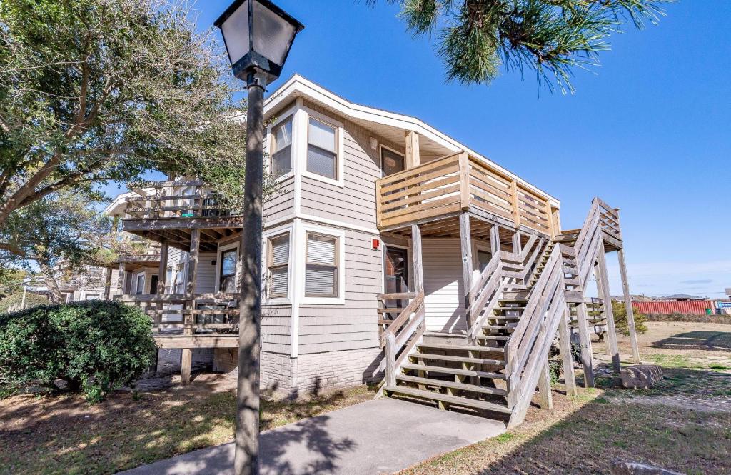 Near The Beach! 1 Bedroom Condo with Loft, 2 Community Pools And Kiddie