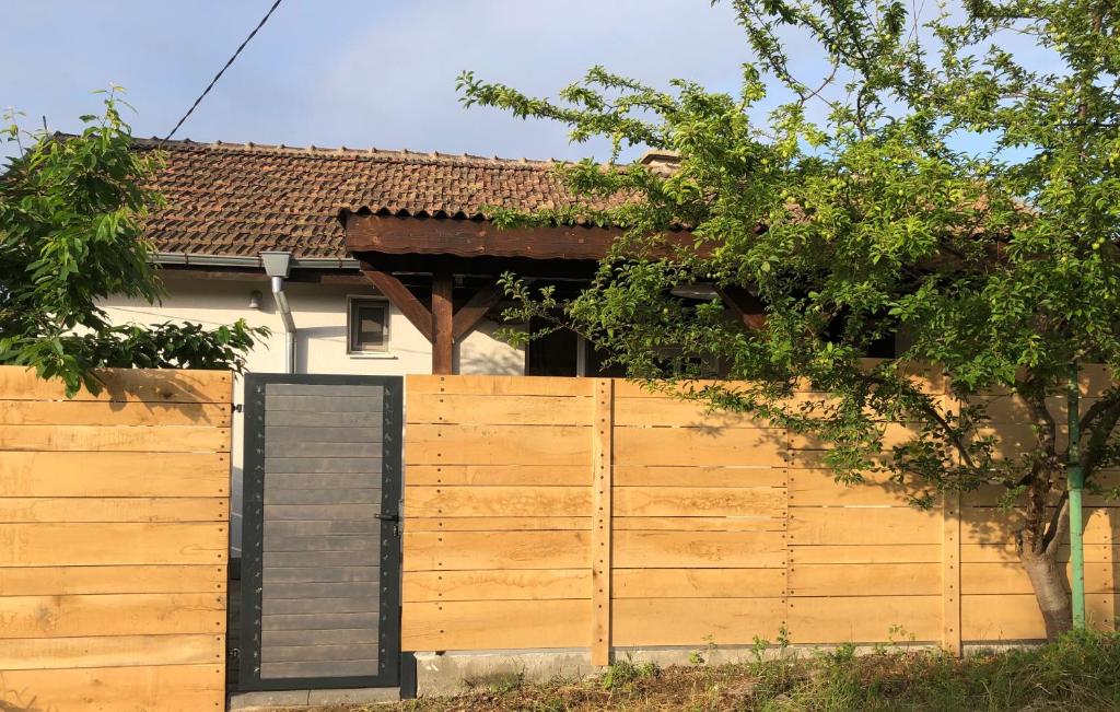 une clôture en bois devant une maison dans l'établissement Art Fan Guest House, à Varvara