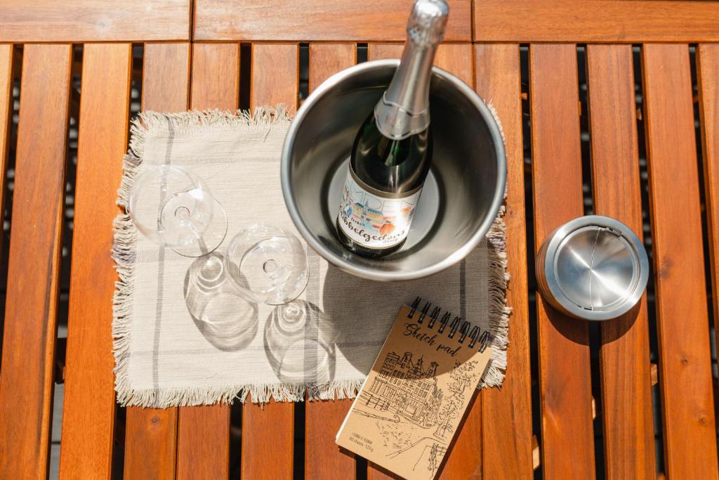 Nápoje v ubytování Küsten Suite West seitliche Wasserlage, 1 Balkon, 90qm