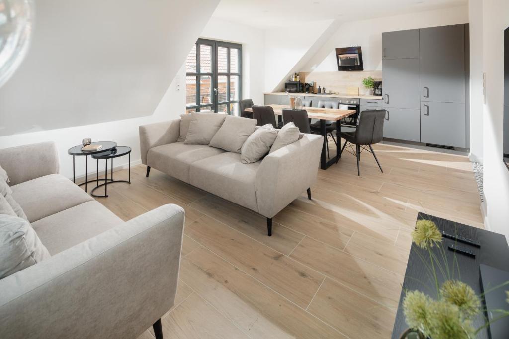 Posezení v ubytování Küsten Suite West seitliche Wasserlage, 1 Balkon, 90qm