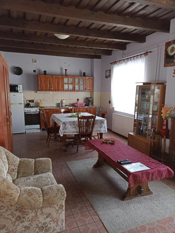 Kuchyňa alebo kuchynka v ubytovaní Ginkgo Apartman
