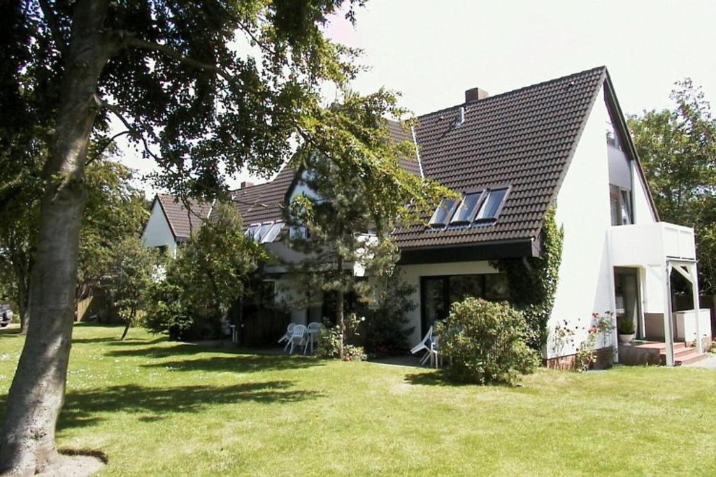 een huis met zonnepanelen op het dak bij Waldstraße 19a, Whg 21, Feriendomizil am Südstrand in Wyk auf Föhr