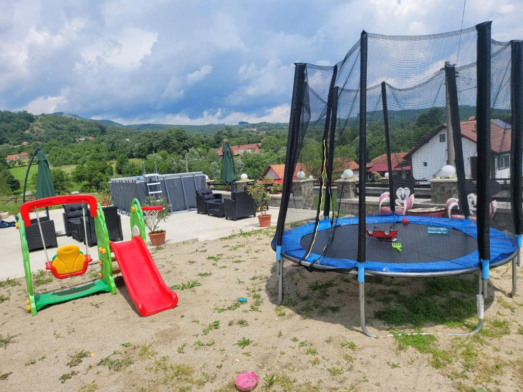 trois types différents d'équipements de jeux dans le sable dans l'établissement Casa dintre munti, à Novaci-Străini