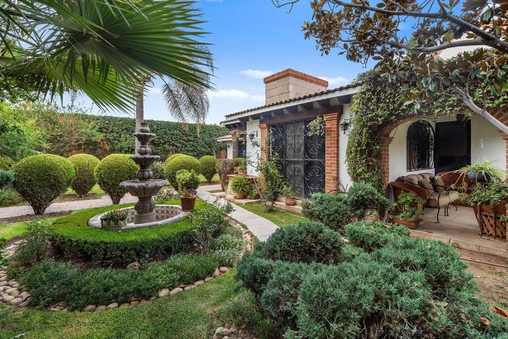 una casa con un jardín con una fuente en el patio en +MS +Casa Tequis +Hermoso Jardín, en Tequisquiapan