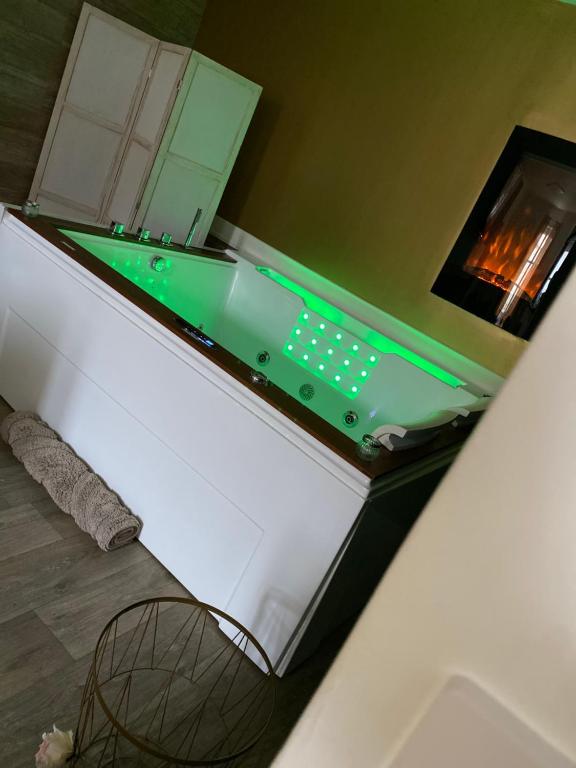 una encimera verde en una cocina con fregadero en Cocooning Bed&Spa en Toulouse