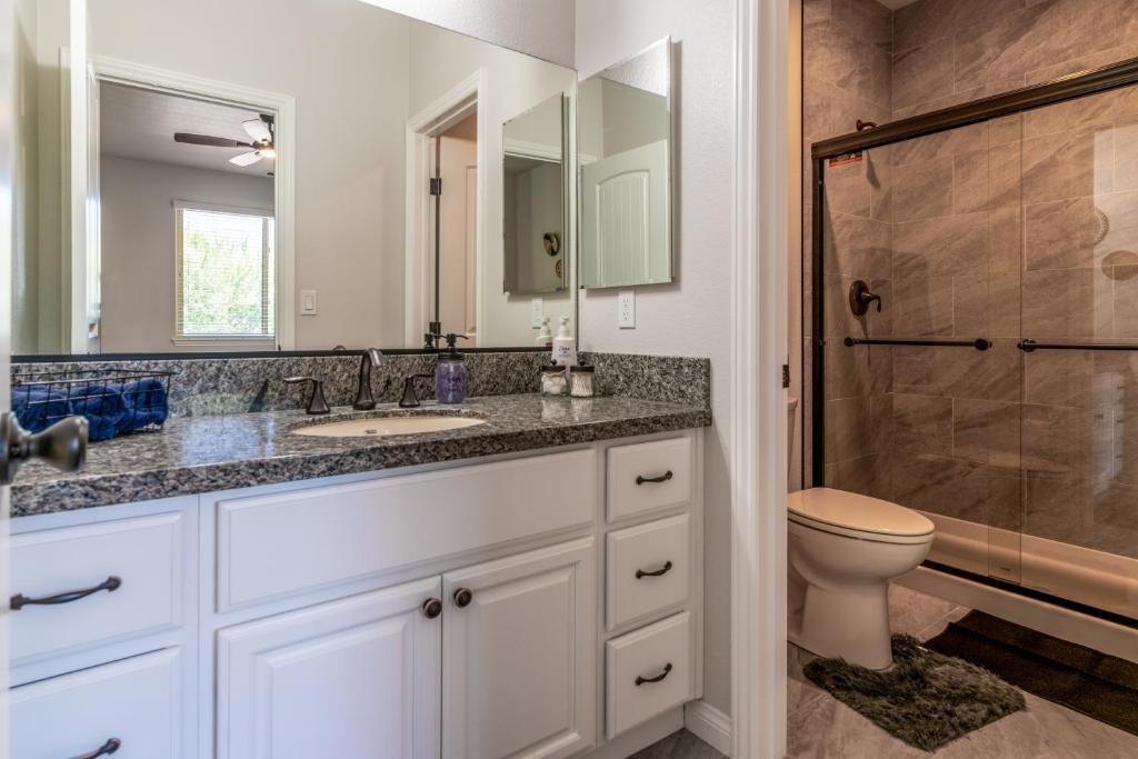 Koupelna v ubytování Boho Townhome in Carson City 10 Mins From Downtown, 30 Mins To Lake Tahoe