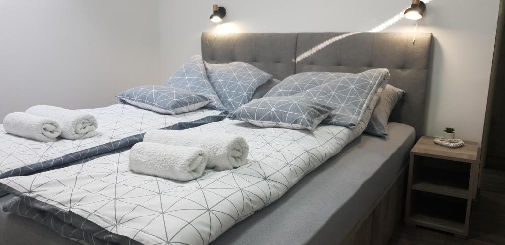 Postel nebo postele na pokoji v ubytování Apartmani Statik SD