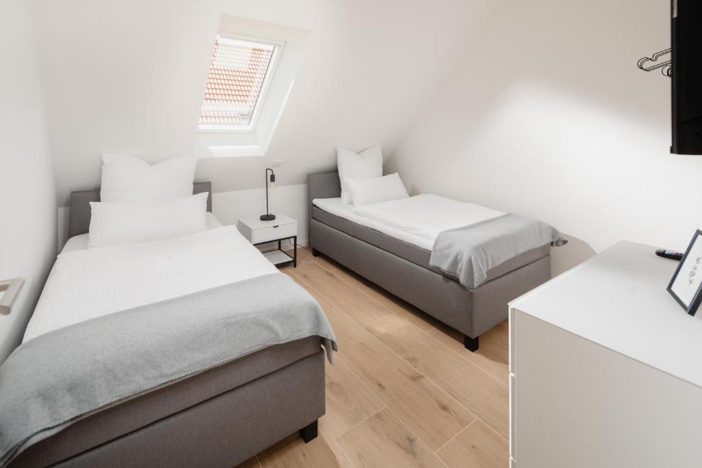 Postel nebo postele na pokoji v ubytování Küsten Suite West seitliche Wasserlage, 1 Balkon, 90qm