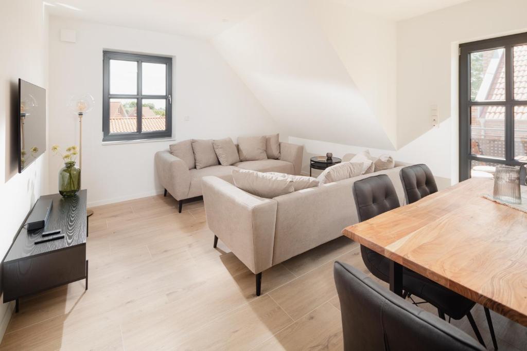 Posezení v ubytování Küsten Suite West seitliche Wasserlage, 1 Balkon, 90qm