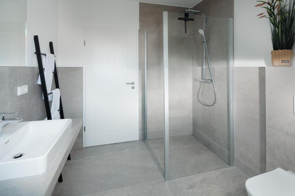 Koupelna v ubytování Küsten Suite West seitliche Wasserlage, 1 Balkon, 90qm