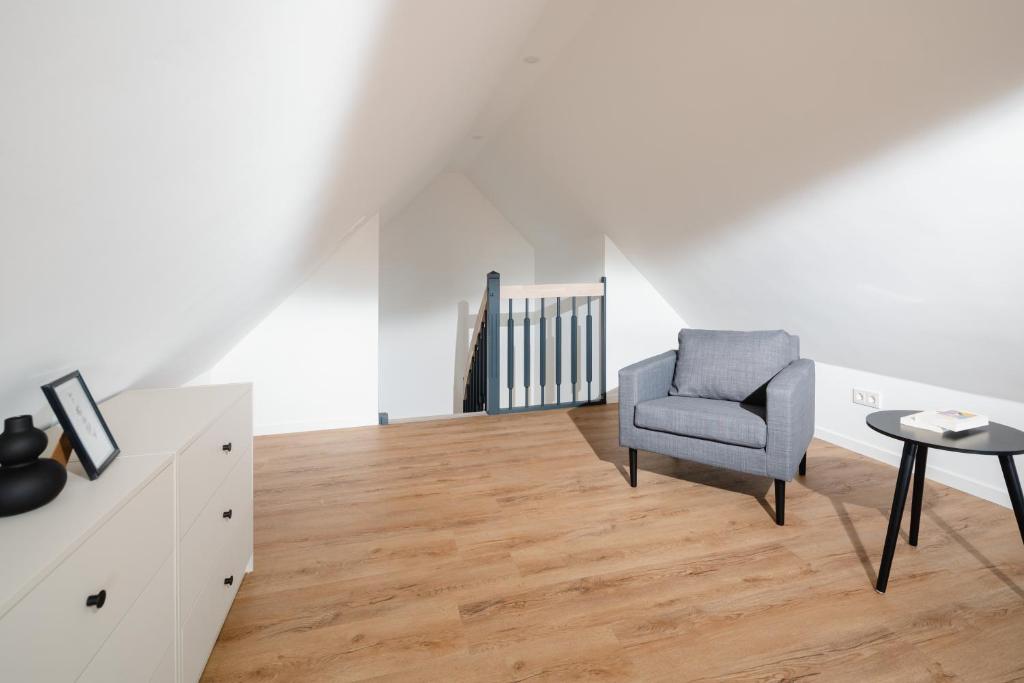 Posezení v ubytování Küsten Suite West seitliche Wasserlage, 1 Balkon, 90qm