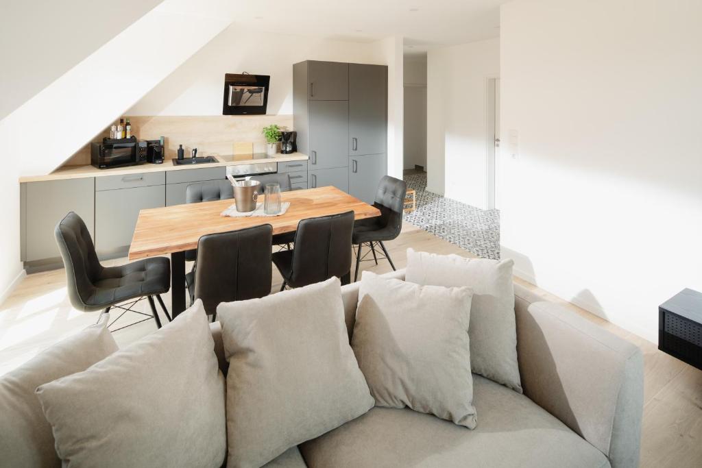 Posezení v ubytování Küsten Suite West seitliche Wasserlage, 1 Balkon, 90qm