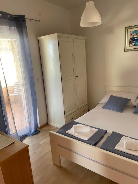 Postel nebo postele na pokoji v ubytování Apartman Emilija