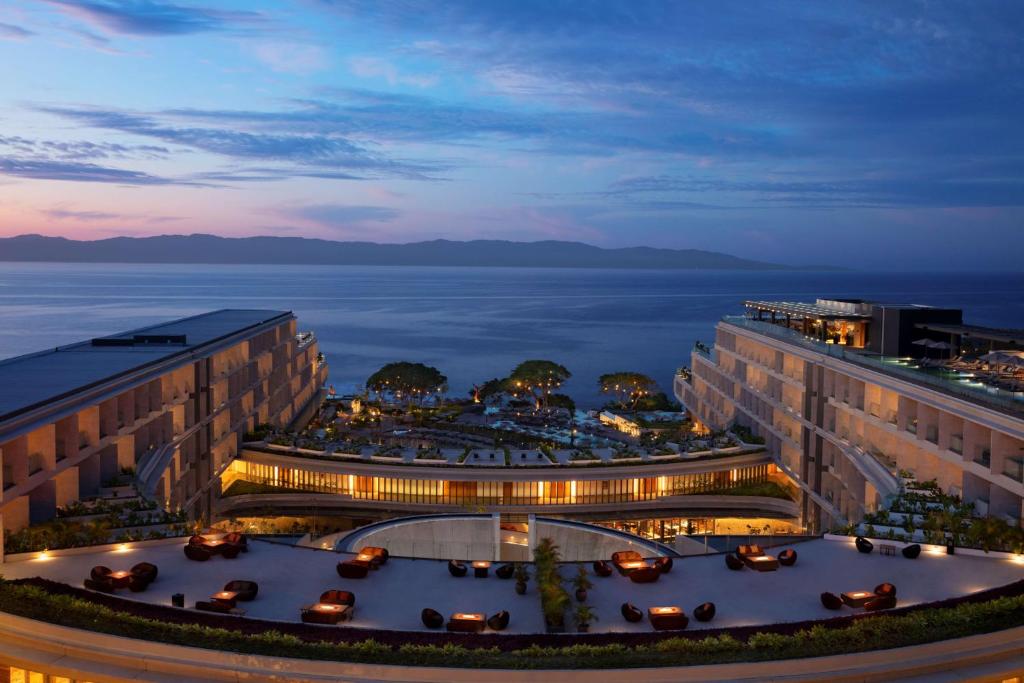 uma vista de um hotel à noite em Secrets Bahia Mita Surf and Spa - All Inclusive - Adults Only em Punta Mita